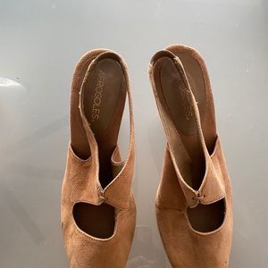 Aerosols low heel ladies shoes. Barely worn